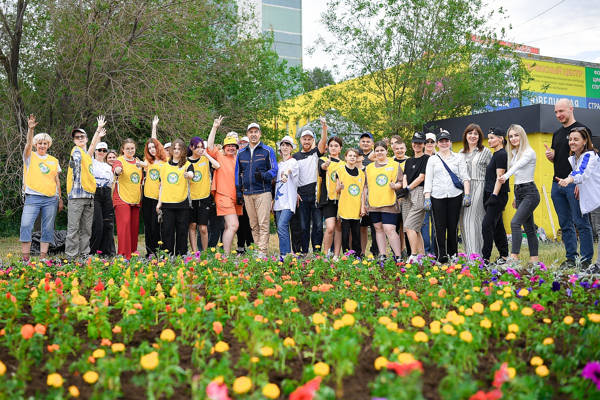 Нефтедобывающая компания «Ойлгазтэт» преображает город: сотрудники высадили на клумбы Оренбурга тысячи цветов